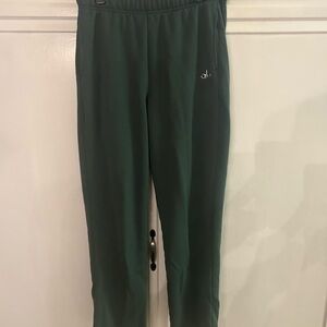 NWOT Alo accolade sweatpant
Elastic waist with drawstring